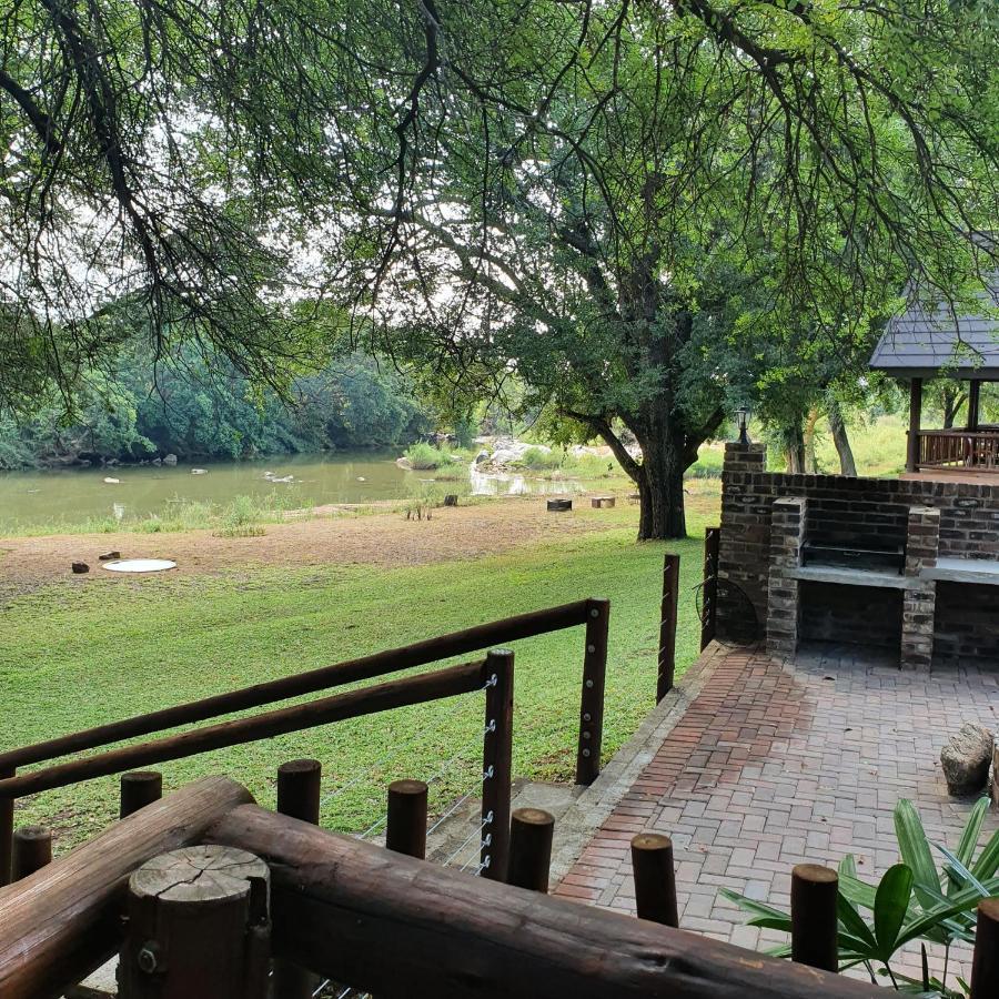 Ekuthuleni River Front Chalets Maruleng Bagian luar foto